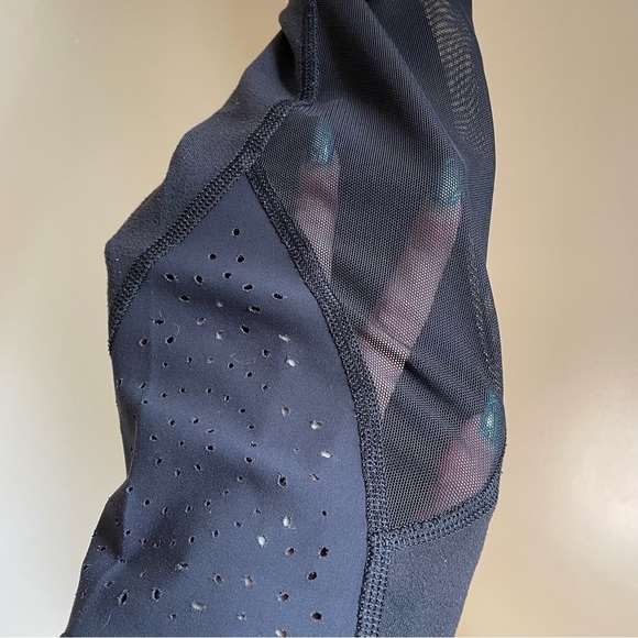 LULULEMON Capri Mesh Leggings, Size 4 - Picture 5 of 8